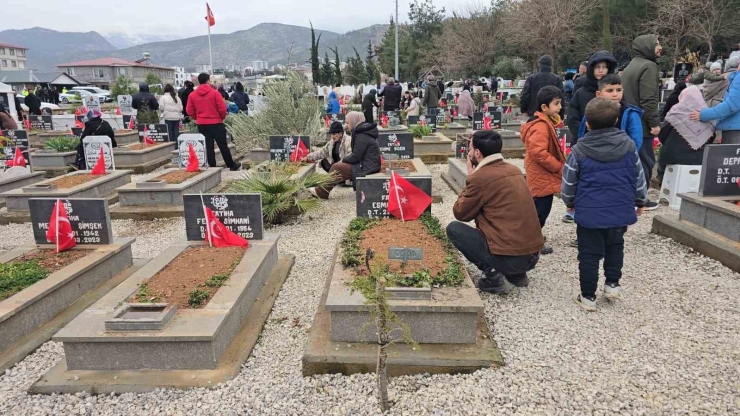 Gaziantep Protokolünden İslahiye’de Deprem Şehitliğine Ziyaret