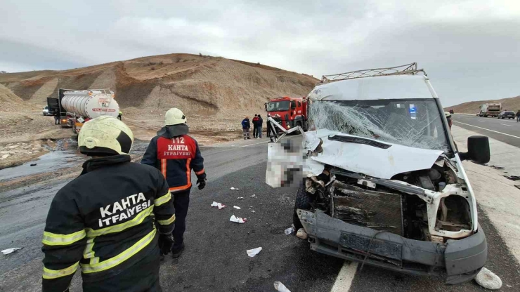 Adıyaman’da Tır İle Minibüs Çarpıştı: 7 Yaralı