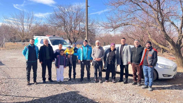 Umke Ekipleri Enkazdan Kurtardıkları Depremzede Aileyle 3 Yıl Sonra Buluştu