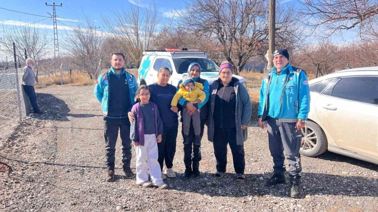 Umke Ekipleri Enkazdan Kurtardıkları Depremzede Aileyle 3 Yıl Sonra Buluştu