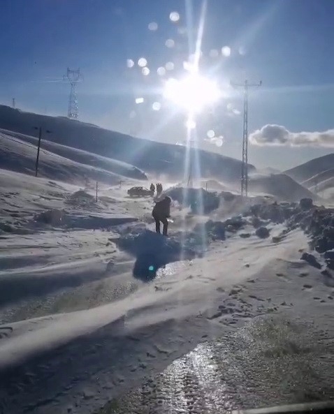 Sincik-malatya Yolunda Mahsur Kalan Araç Kurtarıldı