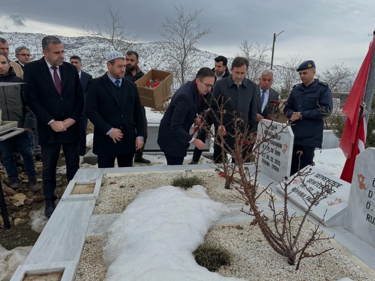 Deprem Şehitleri Kabirleri Başında Dualarla Anıldı