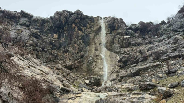 Diyarbakır’da Kar Ve Yağmurun Ardından Şelale Yeniden Akmaya Başladı