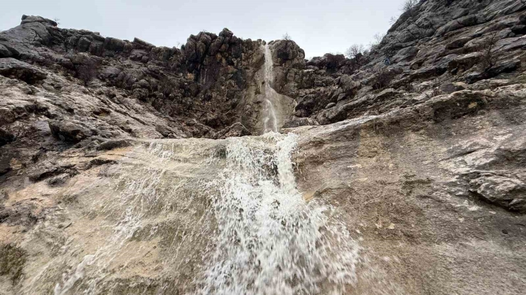 Diyarbakır’da Kar Ve Yağmurun Ardından Şelale Yeniden Akmaya Başladı
