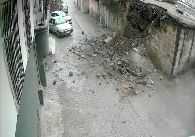 Siverek’te Duvar Çöktü: 2 Çocuk Saniyelerle Kurtuldu