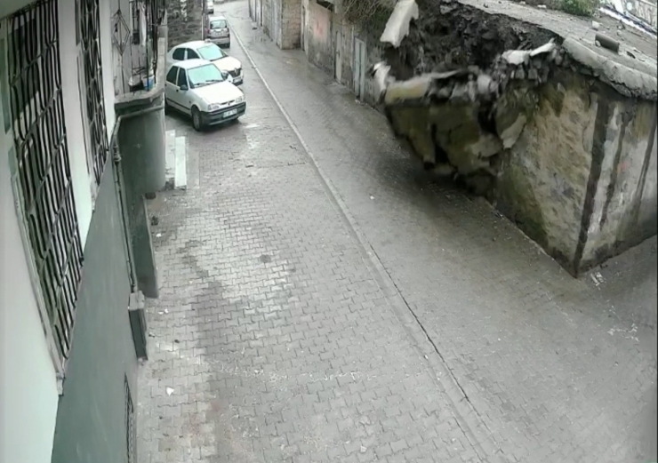 Siverek’te Duvar Çöktü: 2 Çocuk Saniyelerle Kurtuldu