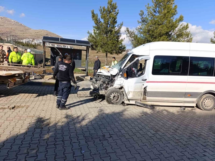 Diyarbakır’da 5 Aracın Karıştığı Kazada Maddi Hasar Oluştu