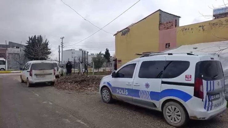 Bacaklarından Bıçaklanan Genç Hastaneye Kaldırıldı