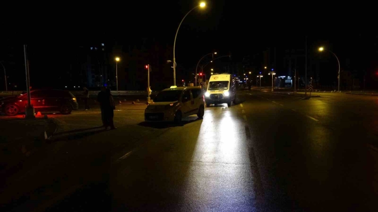 Hafif Ticari Araçla Çarpışan Otomobil Kaldırıma Çıkarak Durabildi: 1 Yaralı