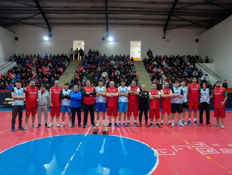 Yılmaz, Parkede Gençlerle Kozlarını Paylaştı