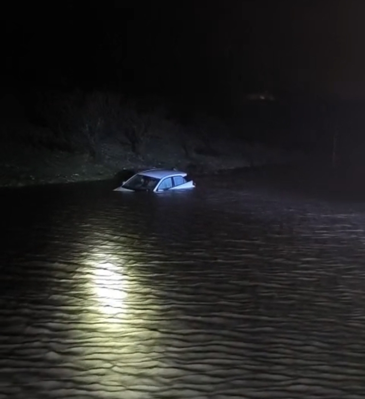 Adıyaman’da Sele Yakalanan Araç Suya Gömüldü