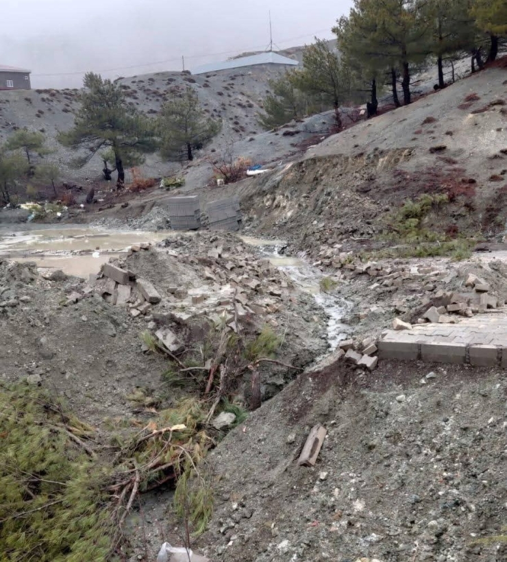 Karabahşılı Köyü’nde Yağış Sonrası Çalışmalar Başladı