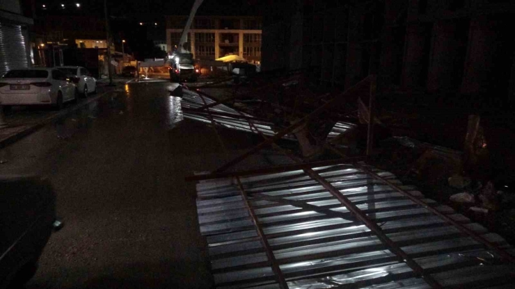 Malatya’da Fırtına Ağaçları Kökünden Söktü