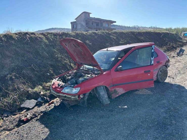 Yolda Oluşan Çukur Kazaya Neden Oldu: 2 Yaralı