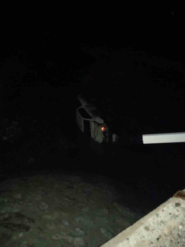 Kamyonet Şarampole Yuvarlandı: 5 Yaralı