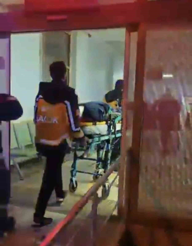 Kamyonet Şarampole Yuvarlandı: 5 Yaralı