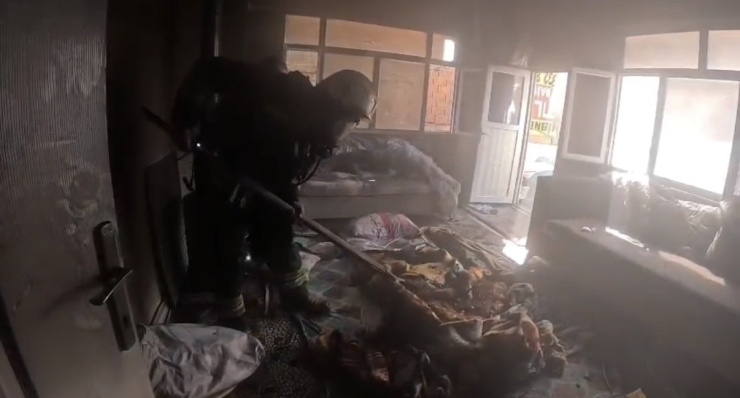 İtfaiye Erlerinin Ateşe Verilen Evi Söndürme Anları Kask Kamerasında