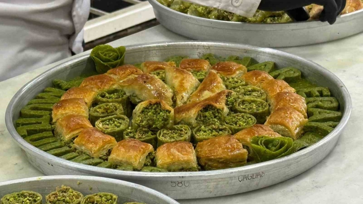 Nişan Ve Kız İstemelerinde Yeni Trend: Baklava Tepsisi
