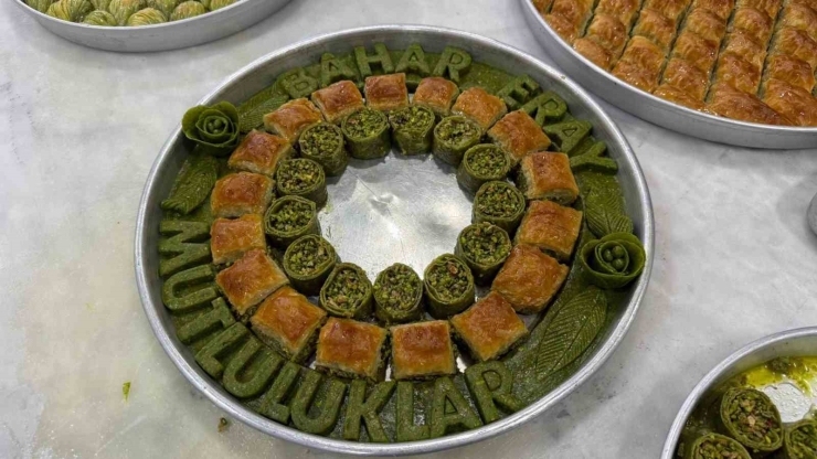 Nişan Ve Kız İstemelerinde Yeni Trend: Baklava Tepsisi