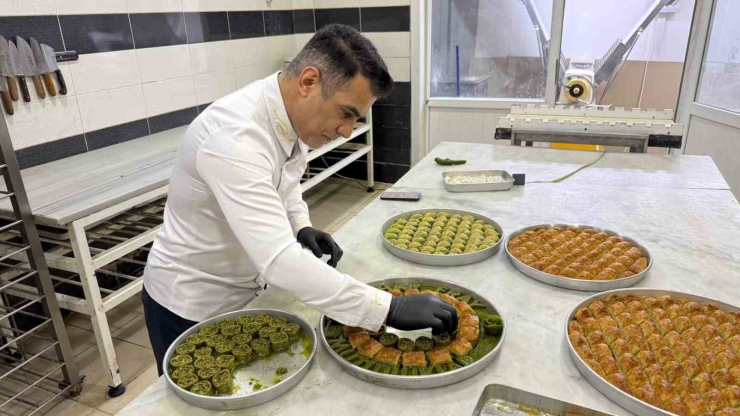 Nişan Ve Kız İstemelerinde Yeni Trend: Baklava Tepsisi