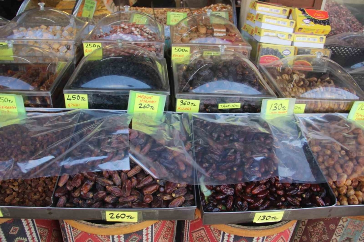 Şanlıurfa’da Tarihi Çarşıda Ramazan Yoğunluğu