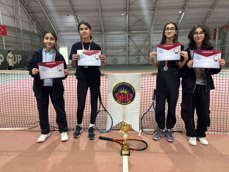 Tenise Gaziantep Kolej Vakfı Özel Okulları Damgası