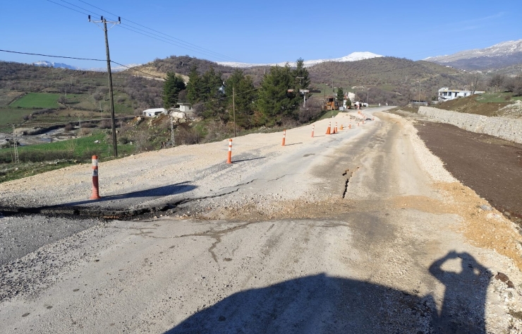 Gerger-kahta Yolunda Heyelan