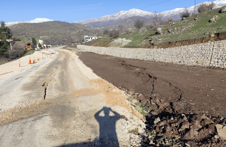 Gerger-kahta Yolunda Heyelan