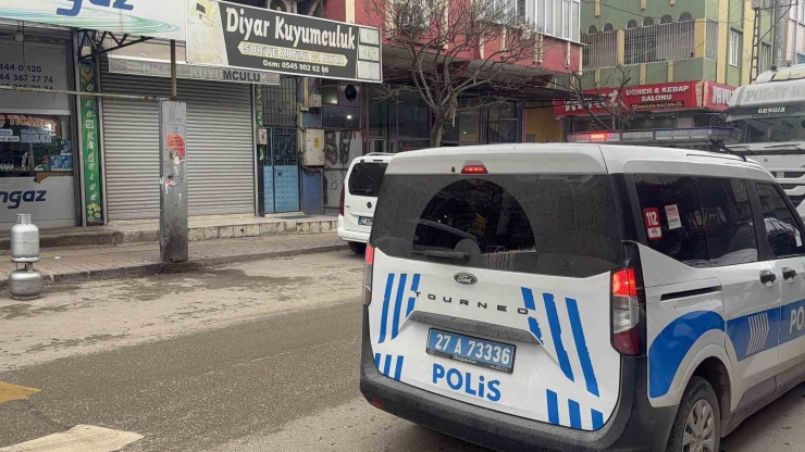 Gaziantep’te Silahlı, Maskeli Ve Biber Gazlı Kuyumcu Soygunu: 1 Kilo Altın Çalan 2 Soyguncu Yakalandı