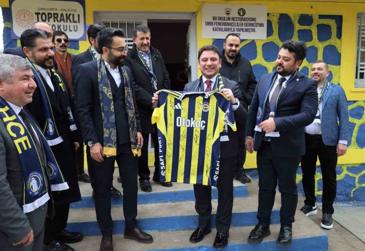 Öğrenciler Kaymakamı Fenerbahçe Bayraklarıyla Karşıladı