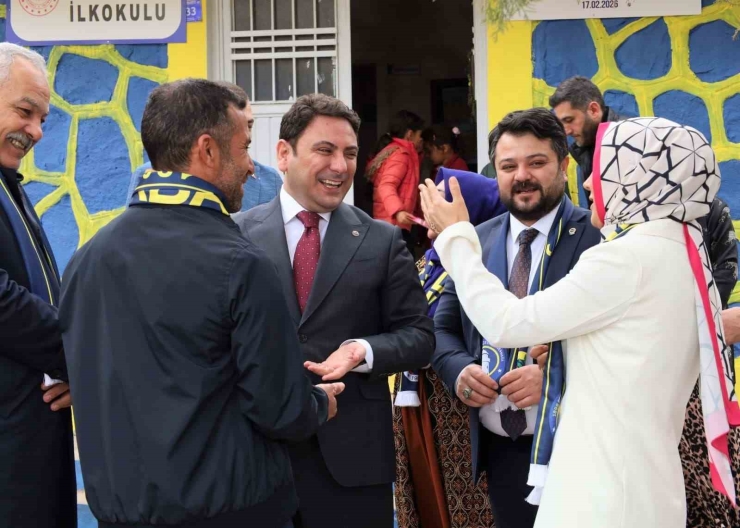 Öğrenciler Kaymakamı Fenerbahçe Bayraklarıyla Karşıladı