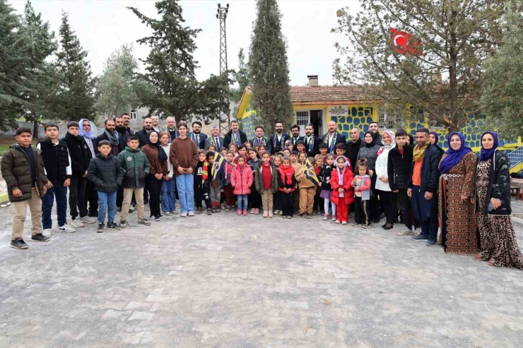 Öğrenciler Kaymakamı Fenerbahçe Bayraklarıyla Karşıladı