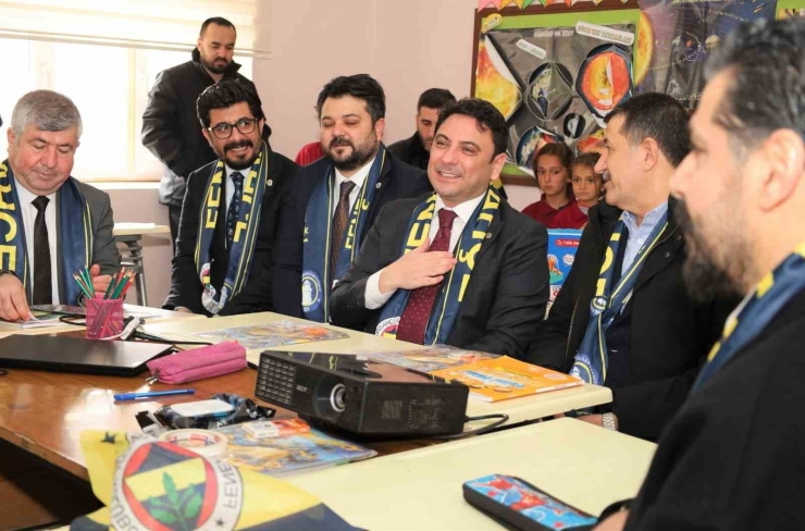 Öğrenciler Kaymakamı Fenerbahçe Bayraklarıyla Karşıladı