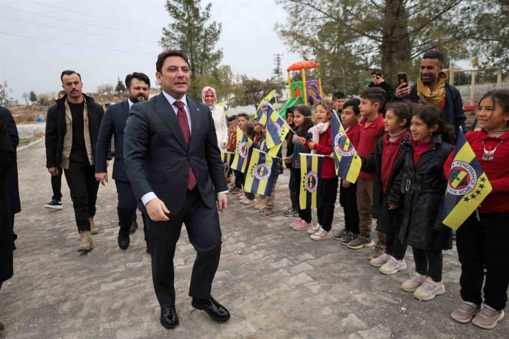 Öğrenciler Kaymakamı Fenerbahçe Bayraklarıyla Karşıladı