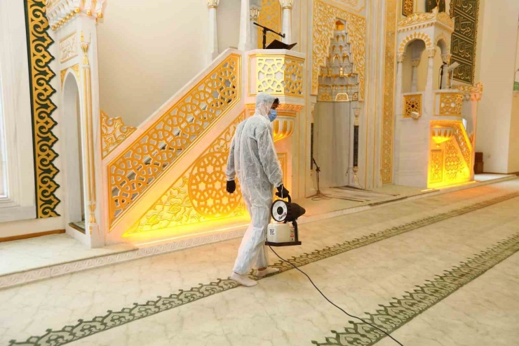 Gaziantep Büyükşehir, İlk Teravih Öncesi Camileri Gül Suyu İle Yıkıyor