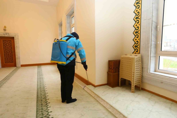 Gaziantep Büyükşehir, İlk Teravih Öncesi Camileri Gül Suyu İle Yıkıyor