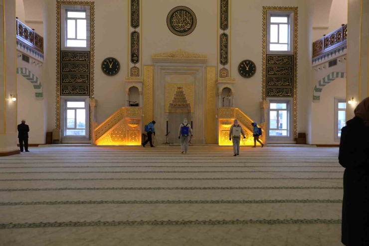 Gaziantep Büyükşehir, İlk Teravih Öncesi Camileri Gül Suyu İle Yıkıyor