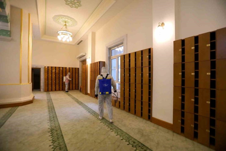 Gaziantep Büyükşehir, İlk Teravih Öncesi Camileri Gül Suyu İle Yıkıyor