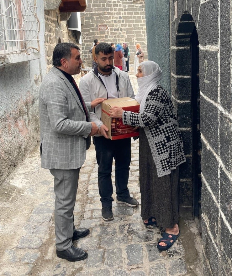 Diyarbakır’da Devlet Bahçeli Adına ’ramazan Kolisi’ Dağıtıldı