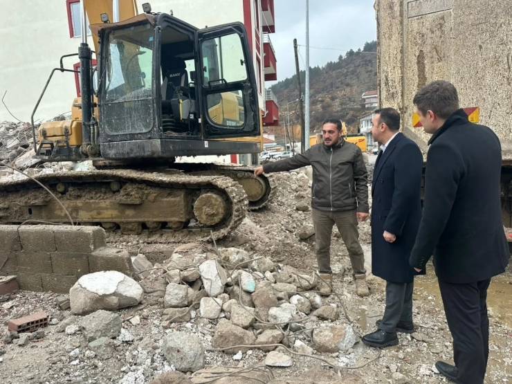 Çelikhan’da Hasarlı Binaların Yıkımı Sürüyor