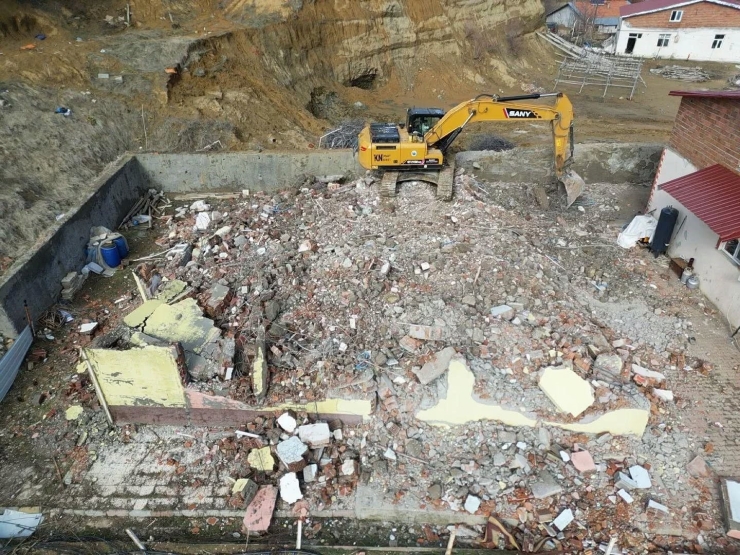 Çelikhan’da Hasarlı Binaların Yıkımı Sürüyor