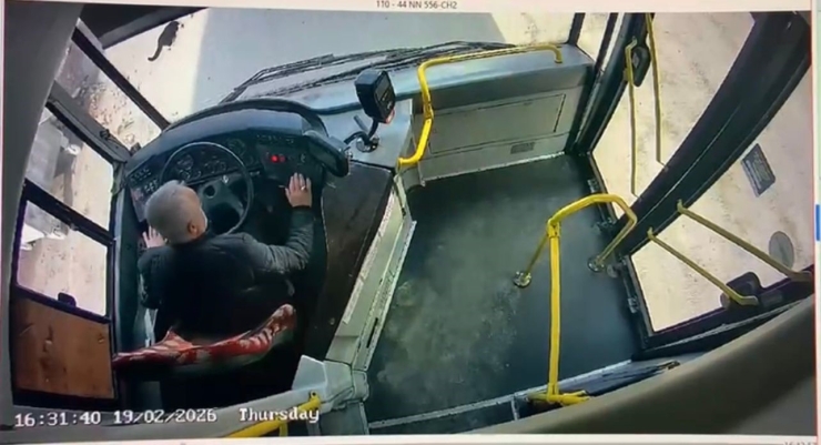 Malatya’da Kafası Konserve Kutusuna Sıkışan Kediyi Otobüs Şoförü Kurtardı