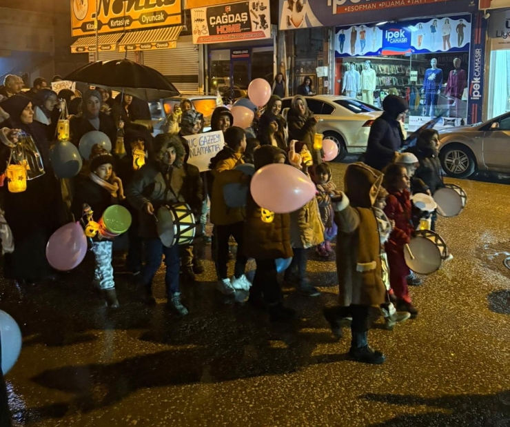 Kahta’da Çocuk Fener Alayı Yürüyüşü Coşkuyla Gerçekleşti