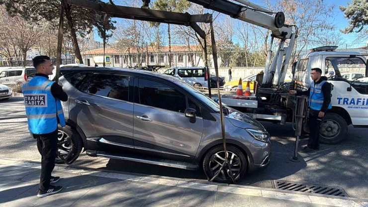 Diyarbakır’da Durak Önlerine Park Eden Araçlar Çekildi