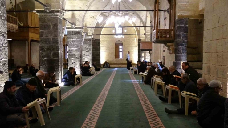 Gaziantep’te Mukabele Geleneği Tarihi Camilerde Sürdürülüyor