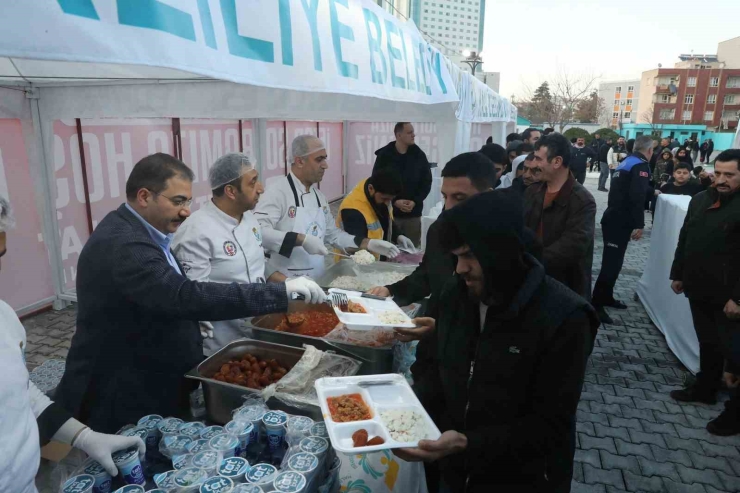 Haliliye’de Kurulan İftar Çadırında Yüzlerce Vatandaş Aynı Sofrada Buluştu