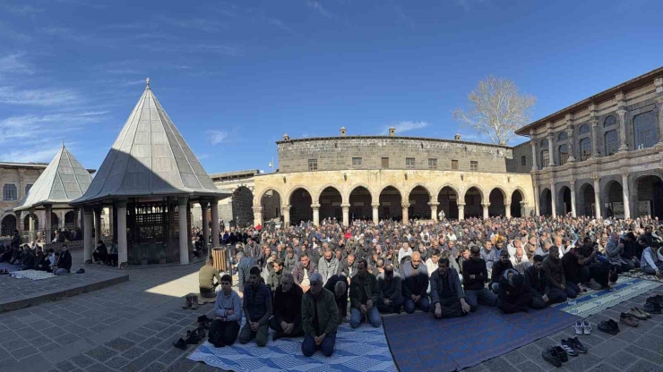 İslam Aleminin 5. Harem-i Şerif’inde Binlerce Kişi Ramazan Ayının İlk Cuma Namazında Saf Tuttu