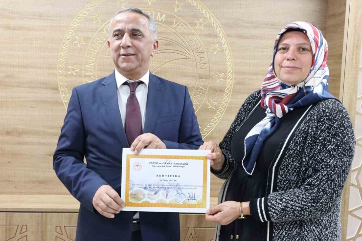 ’ana Arı Yetiştiriciliği’ Kursunu Başarıyla Bitiren Kursiyerlere Sertifika