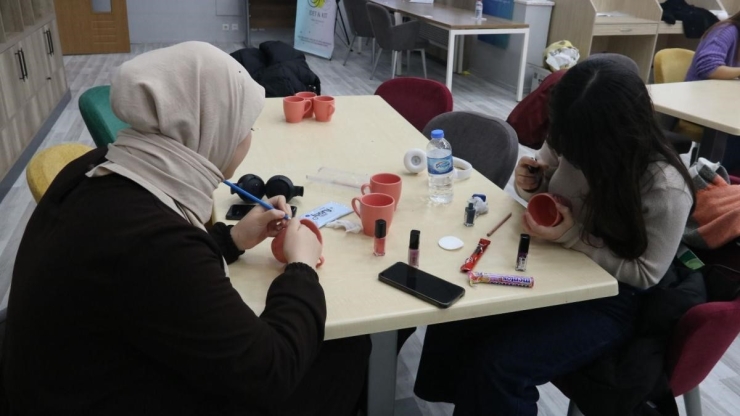 Öğrenciler Kupa Boyama Etkinliğinde Bir Araya Geldi
