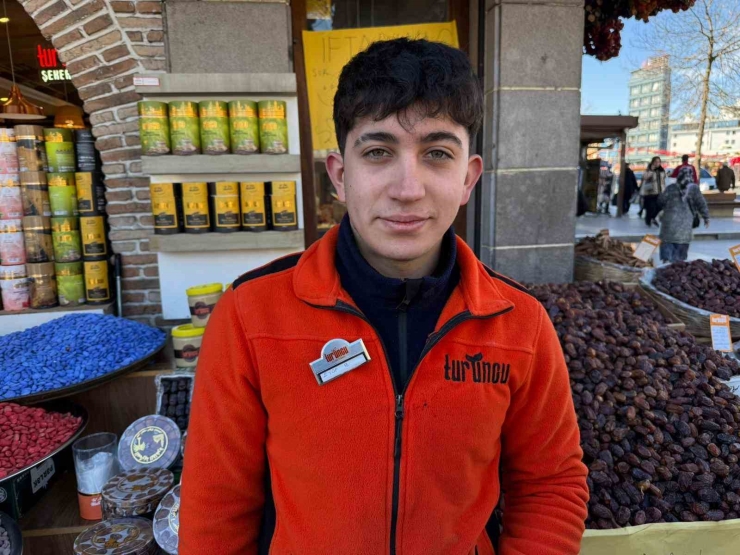 Diyarbakır’da Ramazan Ayında ’hurma’ Tezgahlarına Yoğun İlgi